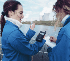 Water sample monitoring performed by radiation protection agents  - Dampierre &copy;&nbsp;EDF