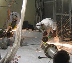 Operators carrying out cutting operations during decommissioning of the ATUE in Cadarache (Bouches-du-Rh�ne d�partement)