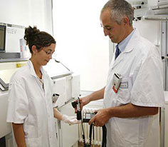 Inspector carrying out a dosimetric inspection in Nantes university hospital (Loire-Atlantique d�partement)